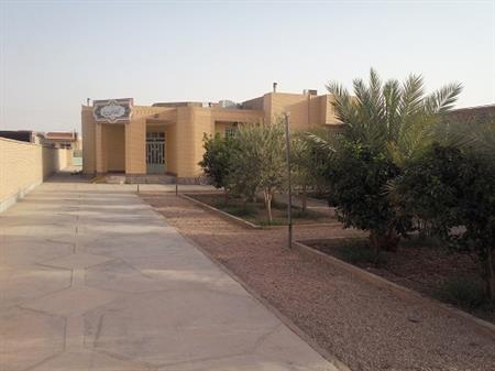 حیاط کتابخانه